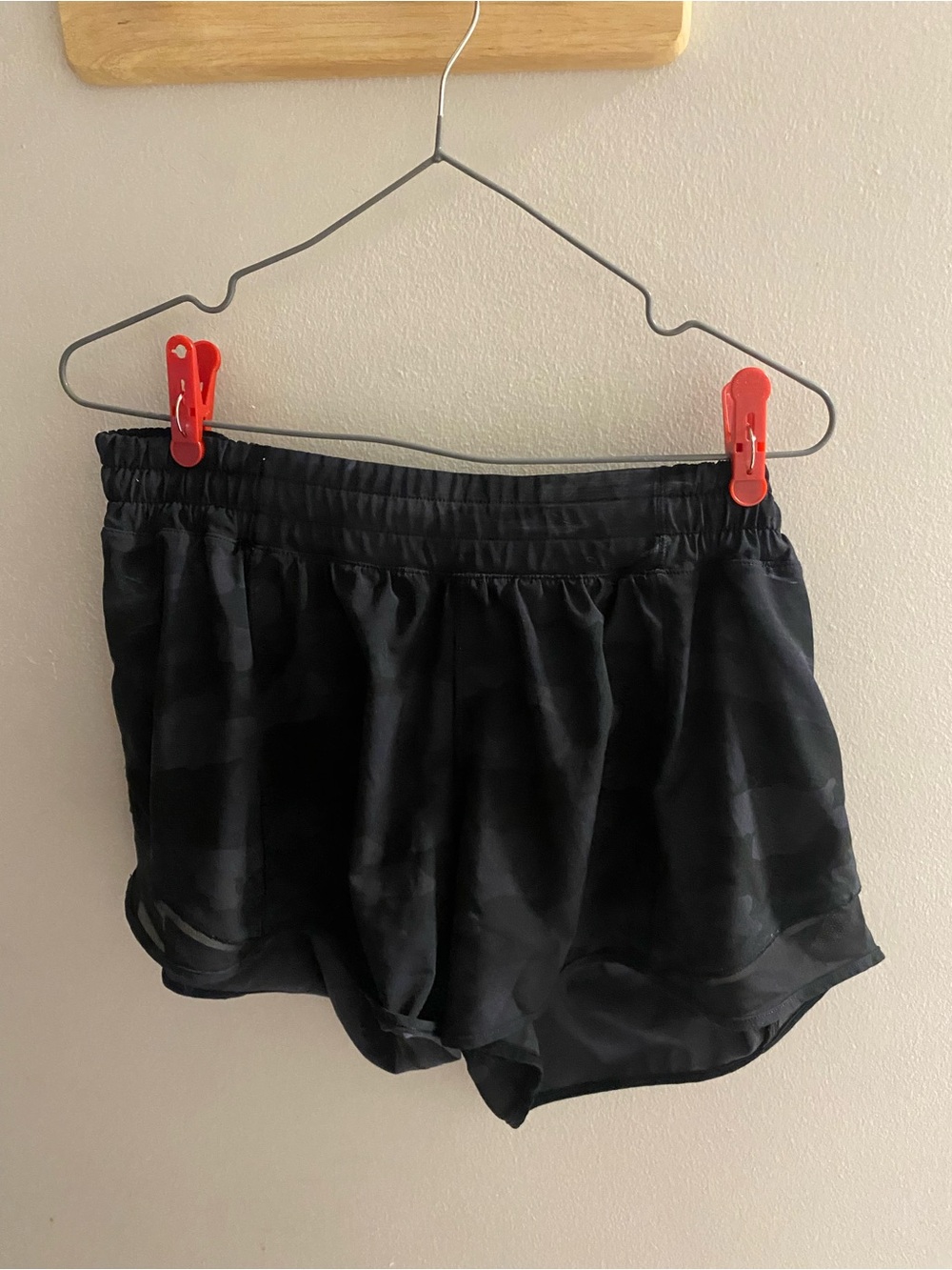 Lululemon Black Camo Hotty Hot Shorts 2in Inseam - Picture 2 of 2